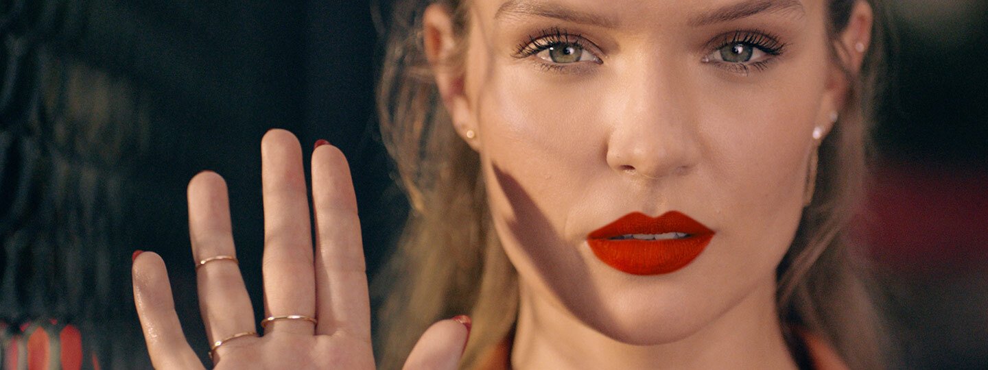 Bannière Maybelline New York Safety Promise - Femme levant la main