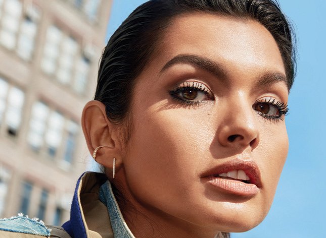 Livia, mannequin Maybelline, portant Colossal 36h