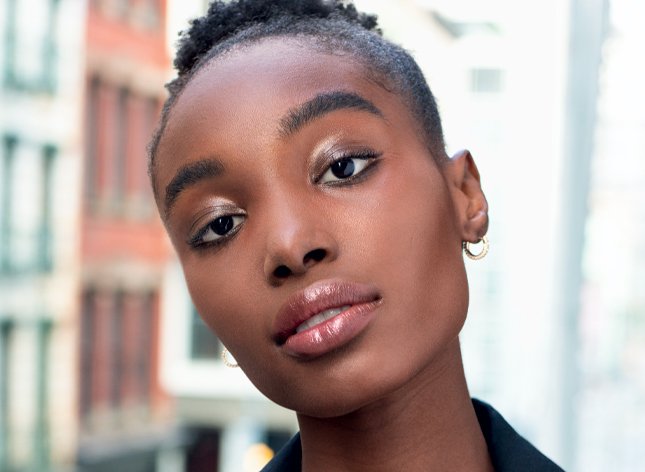 Le model  Maybelline portant Fit Me