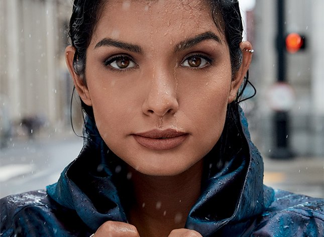 Le model  Maybelline porte SS ActiveWear