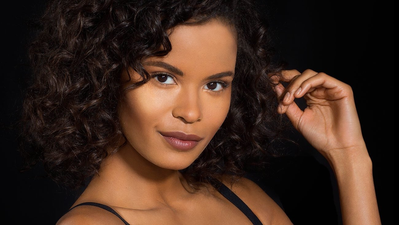 Mannequin utilisant Master Camo dans la teinte Deep